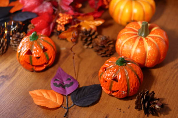 хэллоуин украшения, такие как призраки тыквы - jack fruit стоковые фото и изображения
