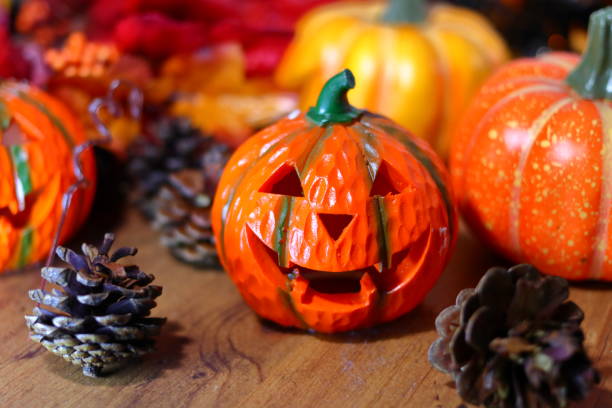 хэллоуин украшения, такие как призраки тыквы - jack fruit стоковые фото и изображения