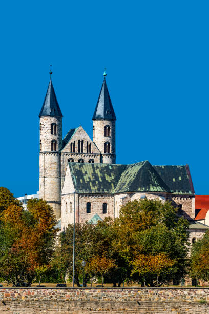 수도원 "클로스터 unser lieben frauen" 마그데부르크, 독일 - medieval autumn cathedral vertical 뉴스 사진 이미지