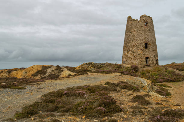 ケープタウン山銅鉱山、アングルシー島、北ウェールズの。 - pit mine mining mine shaft wales ストックフォトと画像