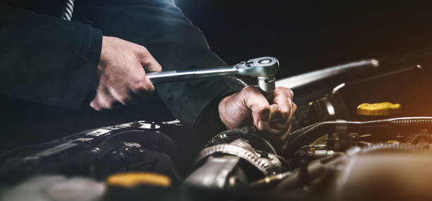 mécanicien automobile travaillant dans le garage. service de réparation. - auto repair shop photos et images de collection