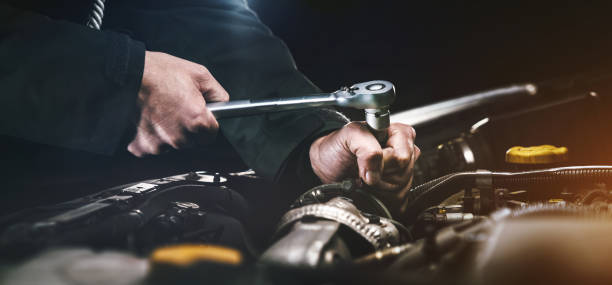 automático mecânico trabalhando na garagem. reparo serviço. - repairing auto repair shop service technician - fotografias e filmes do acervo