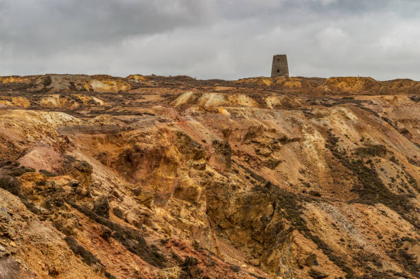 ケープタウン山銅鉱山、アングルシー島、北ウェールズの。 - pit mine mining mine shaft wales ストックフォトと画像