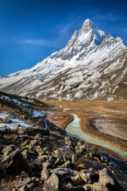 mount shivling and meru, holy peaks of himalayas - scree imagens e fotografias de stock