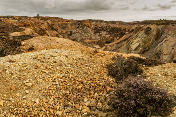 ケープタウン山銅鉱山、アングルシー島、北ウェールズの。 - pit mine mining mine shaft wales ストックフォトと画像