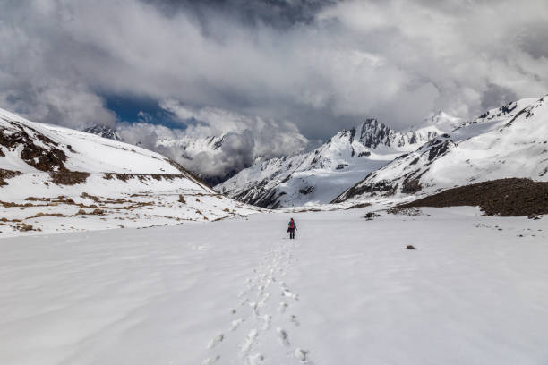 arrampicata sull'himalaya - crevasse foto e immagini stock