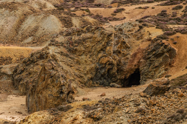 ケープタウン山銅鉱山、アングルシー島、北ウェールズの。 - pit mine mining mine shaft wales ストックフォトと画像