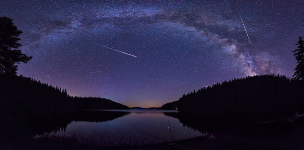 vía láctea y las perseidas - lluvia de meteoritos fotografías e imágenes de stock