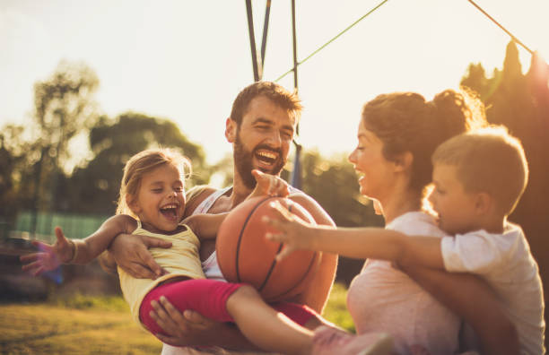 tempo com a família está sempre em primeiro lugar. estamos a gozar de todos os momentos em nossa vida. após o jogo de basquete. - recreação - fotografias e filmes do acervo