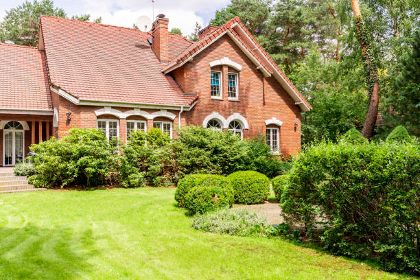 Real photo of garden with bushes and beautiful brick house Real photo of garden with bushes and beautiful brick house the hamptons photos stock pictures, royalty-free photos & images