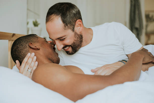 fabricación de pareja gay en cama - gay man homosexual men kissing fotografías e imágenes de stock