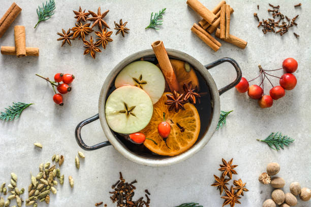 cocina de navidad. vino caliente con especias o té, preparación de bebidas calientes. - christmas anise star anise clove fotografías e imágenes de stock