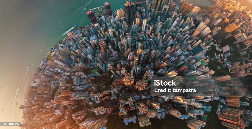 Pequeño planeta. Vista aérea del centro de Hong Kong. Distrito financiero y negocios centros de ciudad inteligente de Asia. Vista superior. Panorama de los rascacielos y altos edificios. - Foto de stock de Globo terráqueo libre de derechos