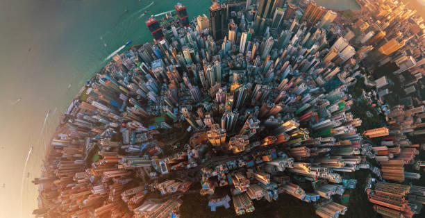 pequeno planeta. vista aérea de hong kong no centro da cidade. distrito financeiro e empresarial centra-se na elegante cidade na ásia. vista superior. panorama de edifícios arranha-céus e arranha-céus. - modern apartments fotos - fotografias e filmes do acervo