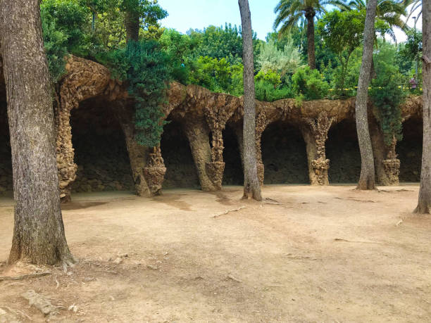 elementi architettonici progettati dall'architetto antonio gaudí nel parco guell. patrimonio mondiale dell'unesco. - antonio gaudi outdoors horizontal barcelona foto e immagini stock