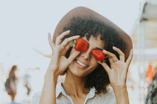 woman having fun with strawberries - market fruit strawberry farmers market imagens e fotografias de stock