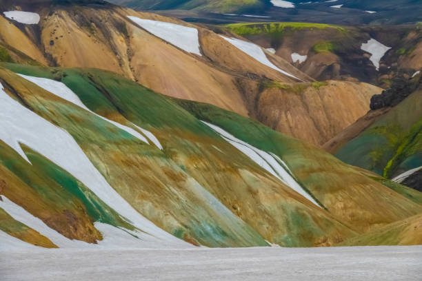 The dramatically beautiful and surreal landscapes of Landmannalaugar at the edge of Laugahraun lava field in the Fjallabak Nature Reserve in the Highlands of Iceland. Marking the Northern end of the famous Laugavegur hiking trail. los paisajes espectacularmente hermosa y surrealistas de landmannalaugar en el borde del campo de lava de laugahraun en la reserva natural de fjallabak en las tierras altas de islandia. marca el extremo norte de la famosa ruta de senderismo laugavegur.
