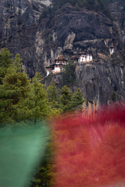 des tigers nest takhtsang kloster in bhutan - art homage flash stock-fotos und bilder