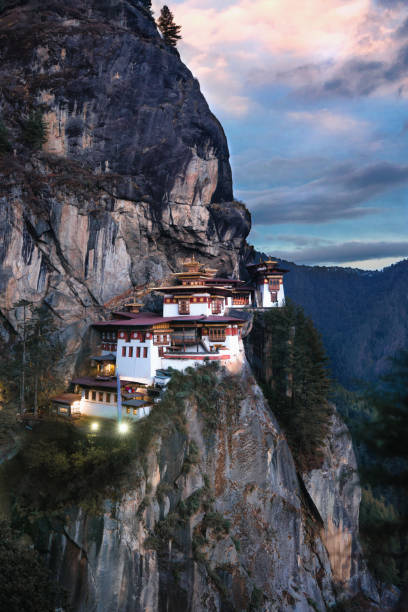 des tigers nest takhtsang kloster in bhutan - art homage flash stock-fotos und bilder