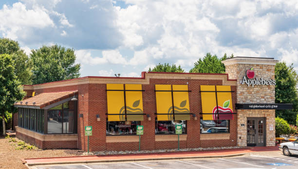 Applebee's building Hickory, NC, USA-26 July 18: A local Applebee's Neighborhood Grill & Bar location.  In 2007,  the chain was purchased by IHOP, International House of Pancacakes. Ihop stock pictures, royalty-free photos & images