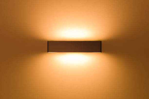 bombilla de luz en la pared - sconce fotografías e imágenes de stock