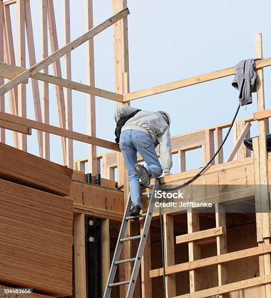 Baustelle Super Klettern Leiter Stockfoto und mehr Bilder von Arbeiten - Arbeiten, Arbeiter, Bauarbeiterhelm