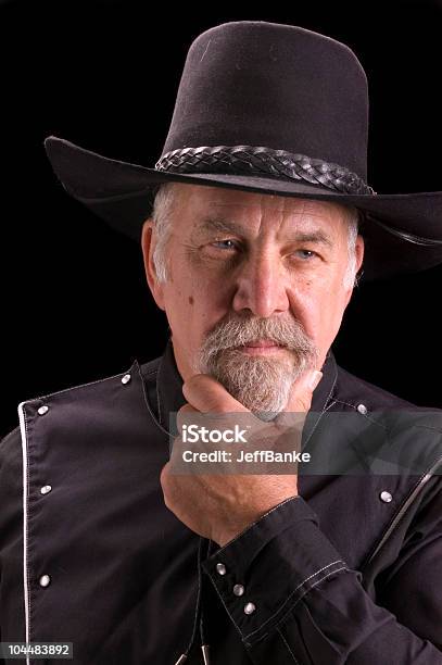 Vecchio Cowboy Guardando Come Buffalo Bill - Fotografie stock e altre immagini di Pelle di vacca - Pelle di vacca, Adulto, Adulto in età matura