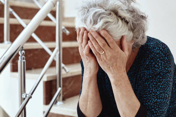 vieille femme assise sur les marches et les pleurs - hands covering eyes photos et images de collection
