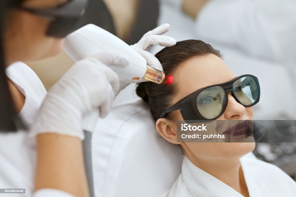 Cosmétologie. Femme au traitement de Stimulation Laser cheveux croissance - Photo de Cheveux ou Poils libre de droits