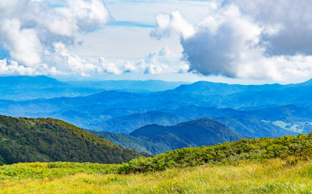 blue sky and mountain in early autumn - prefeitura de yamagata imagens e fotografias de stock