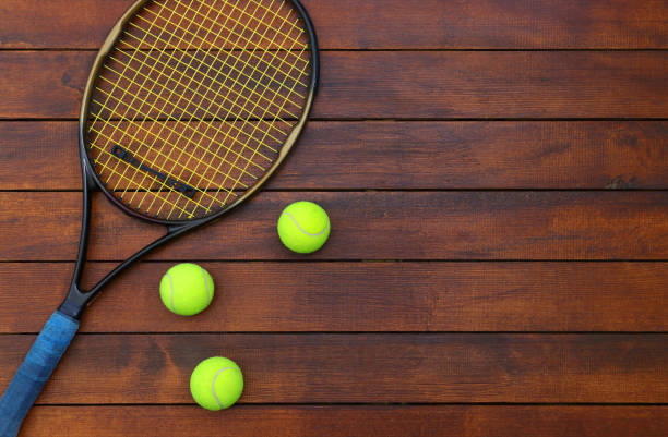 tennis-hintergrund mit holztisch - table tennis racket sports equipment ball stock-fotos und bilder