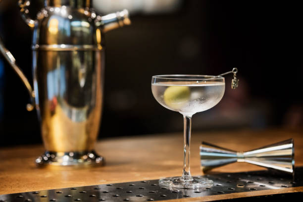 dry martini cocktail em vidro vintage com coqueteleira e agitador - dry vermouth - fotografias e filmes do acervo