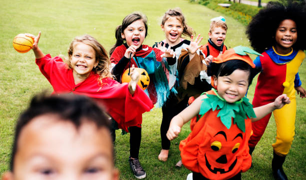 little kids at a halloween party - smiling little girls little boys autumn imagens e fotografias de stock