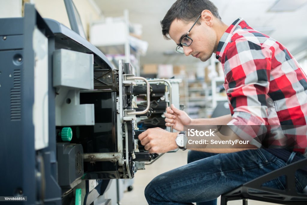 Legerer Mann arbeiten mit Druckmaschine - Lizenzfrei Druckmaschine Stock-Foto