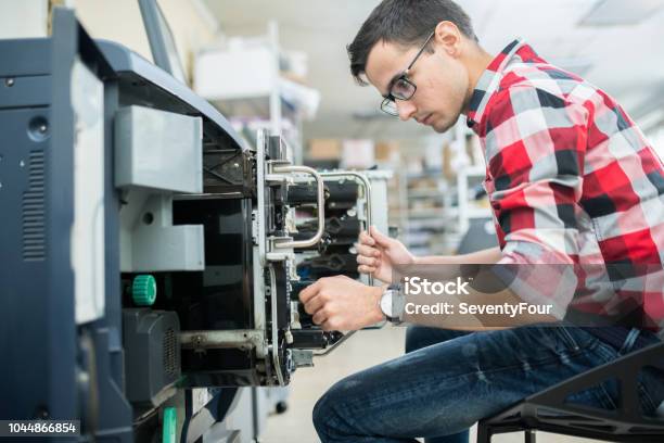 Legerer Mann Arbeiten Mit Druckmaschine Stockfoto und mehr Bilder von Druckmaschine - Druckmaschine, Druckerei, Reparieren