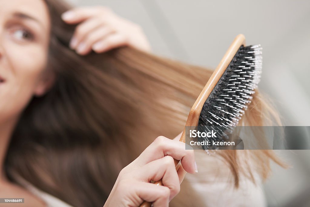 Junge Frau, die Ihr Haar Bürsten - Lizenzfrei Haarbürste Stock-Foto