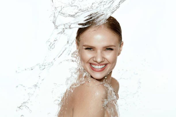 belleza. mujer con agua en la cara y el cuerpo. cuidado de la piel spa - human face water washing women fotografías e imágenes de stock