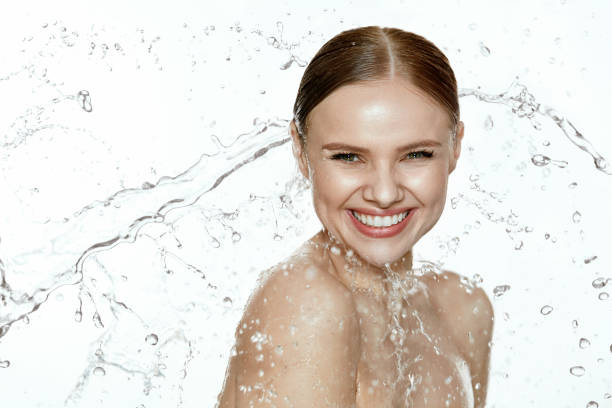 belleza. mujer con agua en la cara y el cuerpo. cuidado de la piel spa - human face water washing women fotografías e imágenes de stock