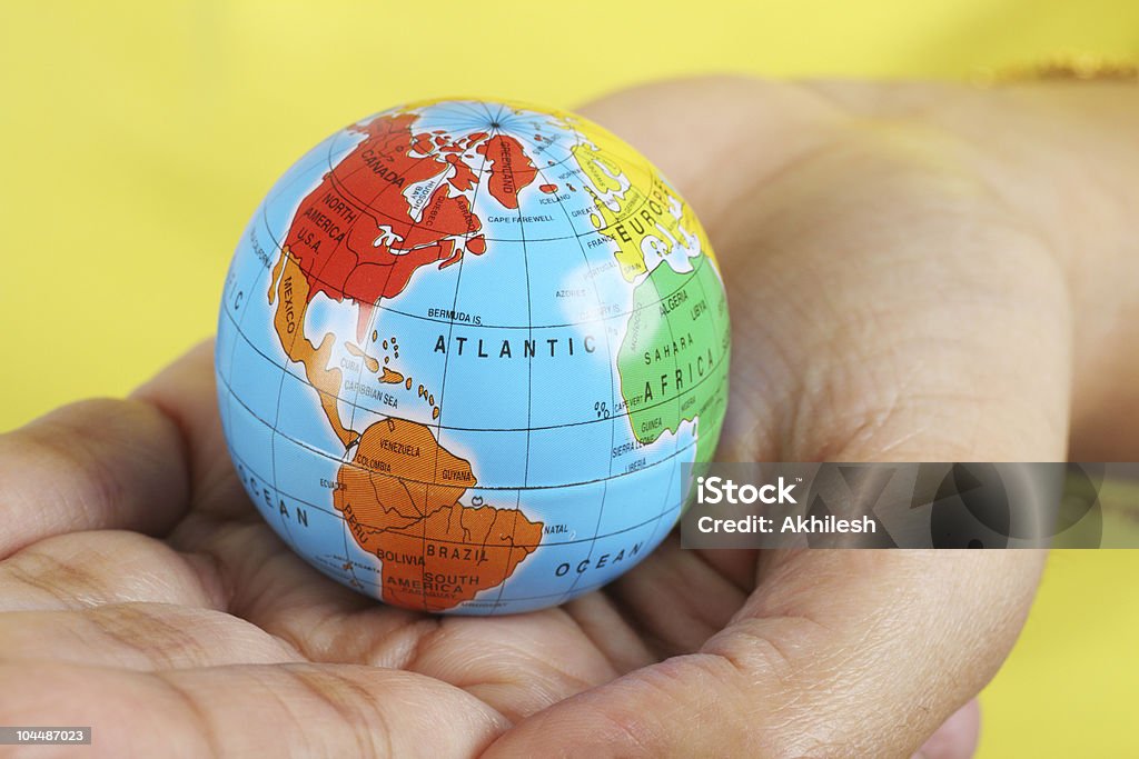 Feminino mão segurando um globo - Foto de stock de América do Norte royalty-free