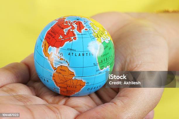 Foto de Feminino Mão Segurando Um Globo e mais fotos de stock de América do Norte - América do Norte, América do Sul, Azul