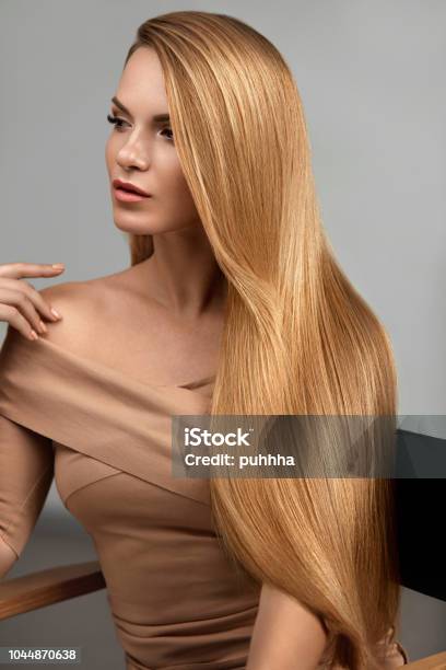 Photo libre de droit de Longs Cheveux Blonds Belle Femme Avec Les Cheveux Raides En Bonne Santé banque d'images et plus d'images libres de droit de Cheveux ou Poils