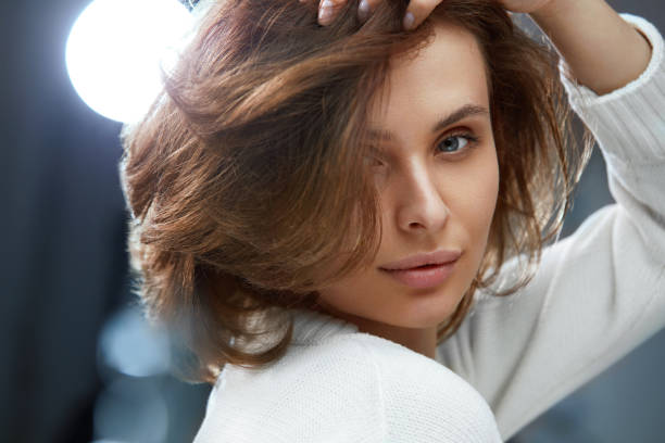 bella donna con viso di bellezza, capelli corti e trucco naturale - capelli corti foto e immagini stock