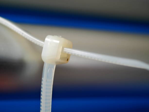 rozmyte wiązanie kablowe - cable plastic zip ties computer cable zdjęcia i obrazy z banku zdjęć