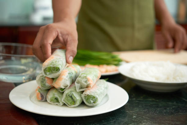 brötchen machen zum abendessen - rolled up rice food vietnamese cuisine stock-fotos und bilder