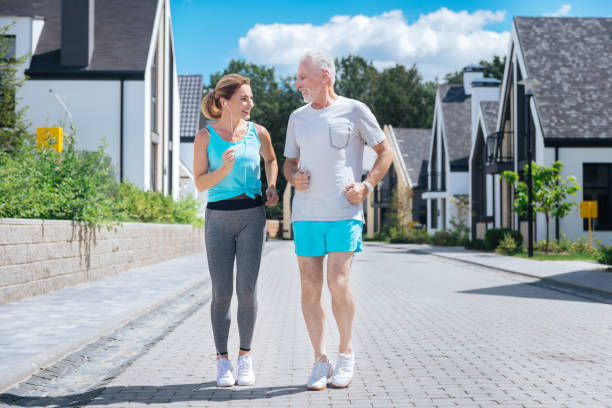 paar reifen geschäftsleute beim joggen zusammen erstaunliche gefühl - flexibility business gymnastics exercising stock-fotos und bilder