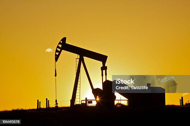 Pumpjack De Aceite En Sunset Foto de stock y más banco de imágenes de Bomba de petróleo - Bomba de petróleo, Cielo, Color - Tipo de imagen