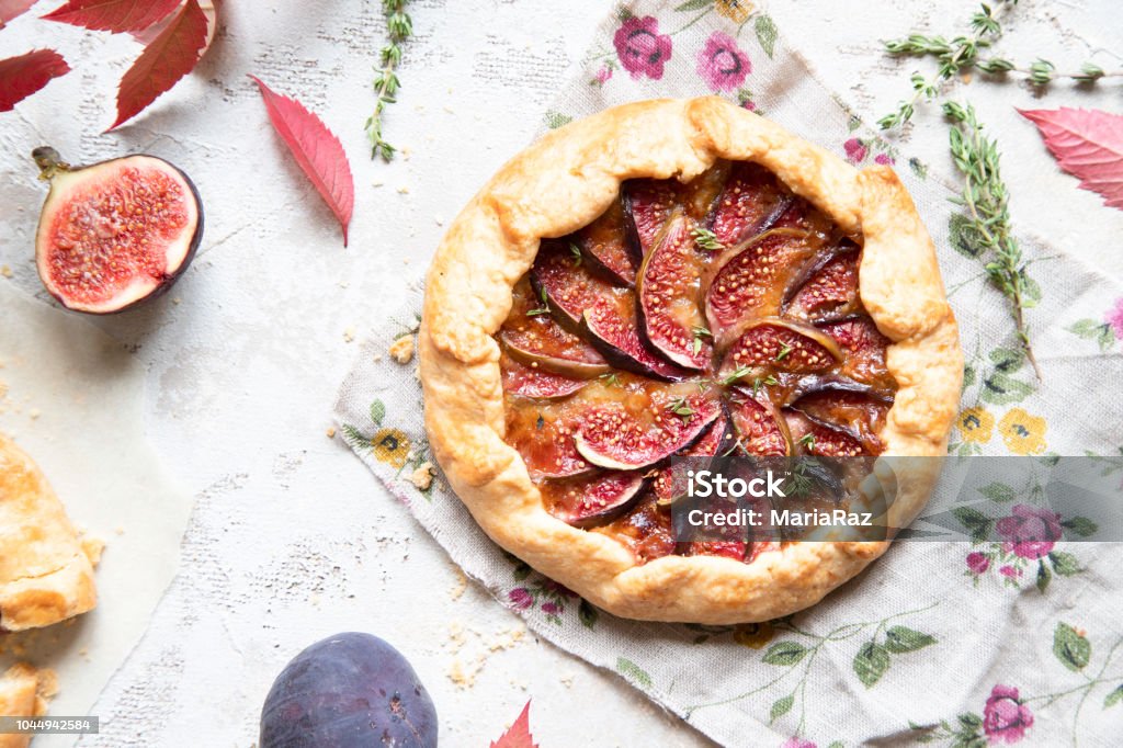 Crostata (Pie) mit Käse, Feigen, Honig und Thymian auf grauem Hintergrund. - Lizenzfrei Ansicht aus erhöhter Perspektive Stock-Foto