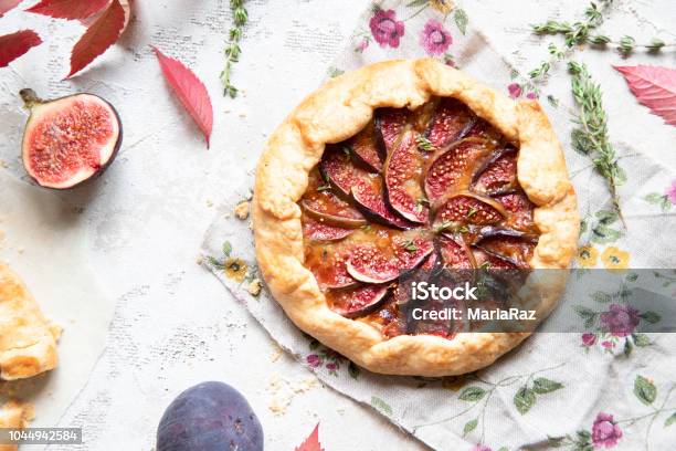 Crostata Mit Käse Feigen Honig Und Thymian Auf Grauem Hintergrund Stockfoto und mehr Bilder von Ansicht aus erhöhter Perspektive