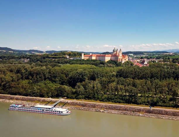 panorama aérea da famosa st. peter e paul church na abadia beneditina de melk, vale wachau, baixa áustria - danube river danube valley austria valley - fotografias e filmes do acervo