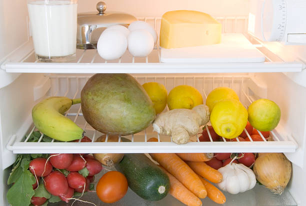 küche mit kühlschrank - refrigerator healthy eating mango fruit stock-fotos und bilder